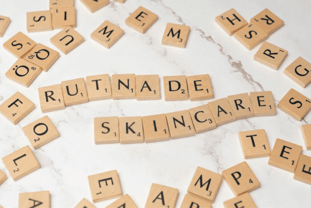 Sostenica — fichas de palabras deletreando rutina de skincare sobre mármol CDMX