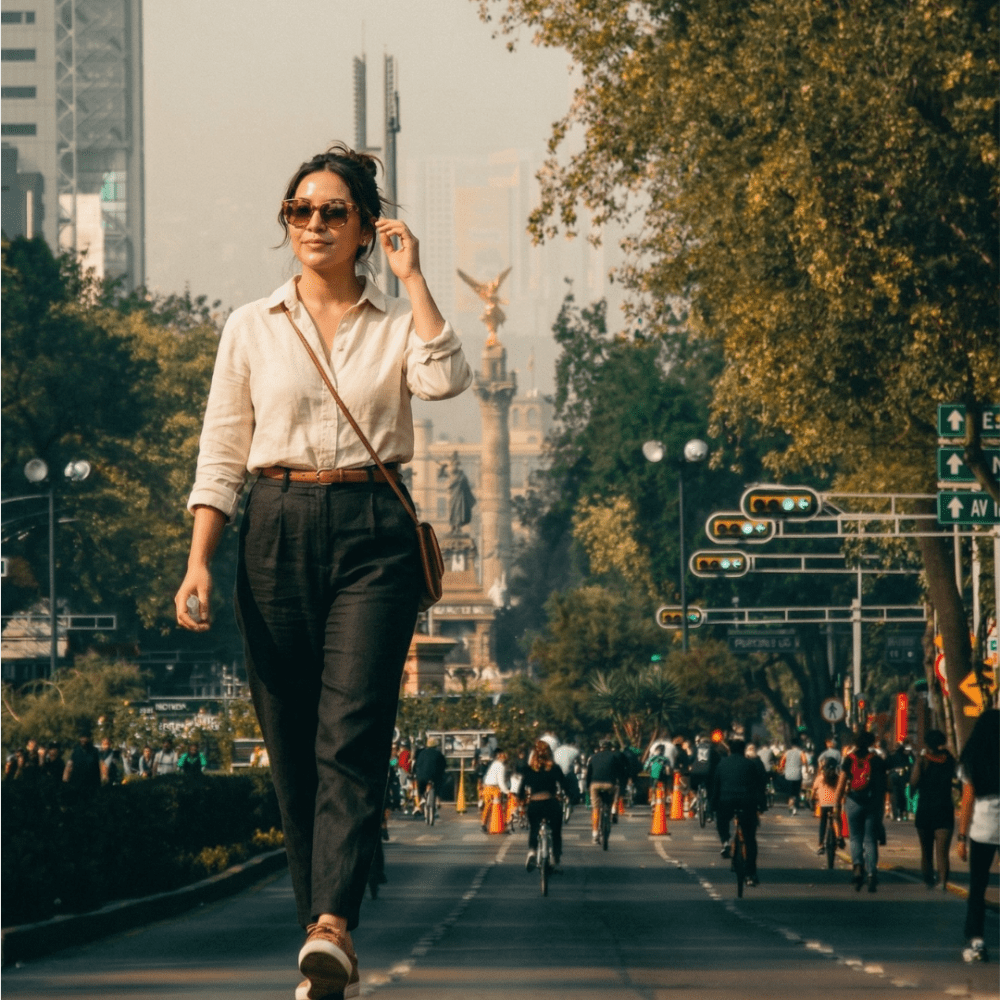 Mujer caminando en Paseo de la Reforma CDMX cuidado de piel en el calor urbano Sostenica