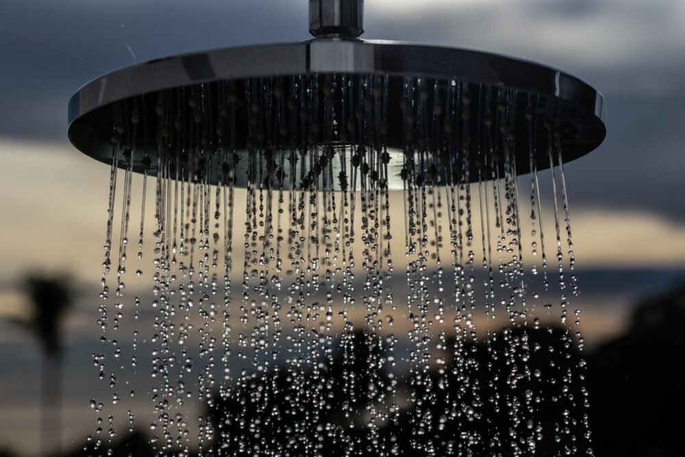 Regadera con agua dura en CDMX y su efecto dañino en la piel y el cabello Sostenica