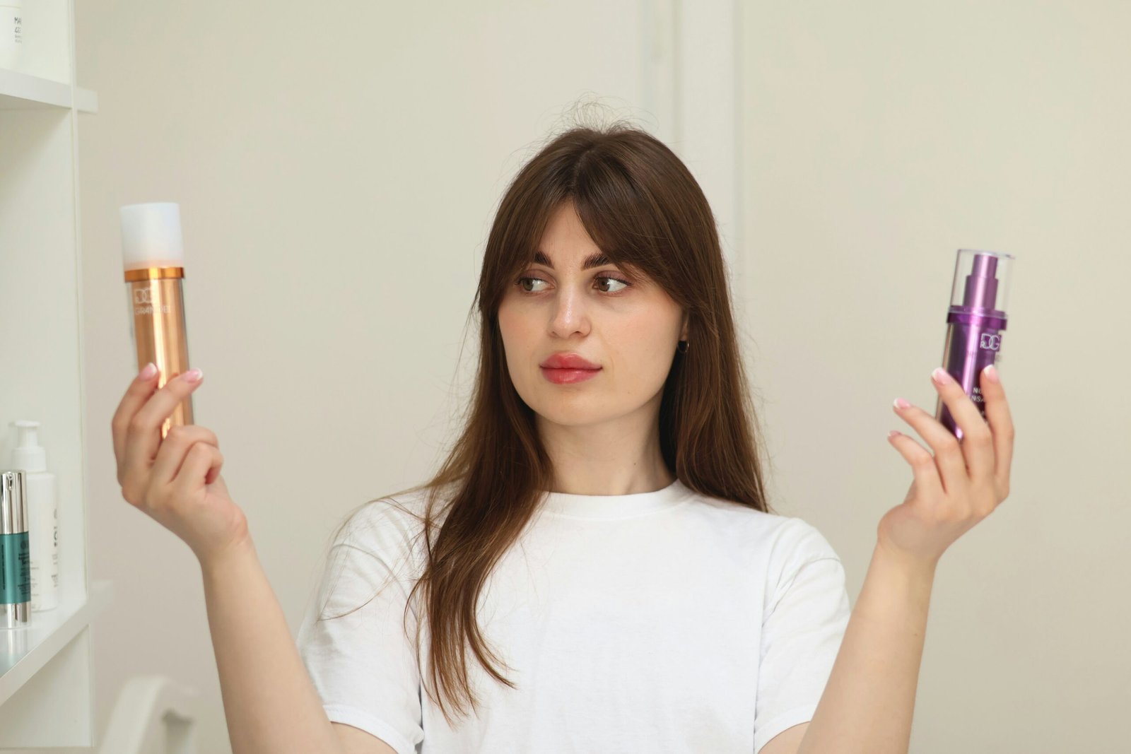Mujer comparando productos de skincare con múltiples ingredientes versus fórmulas simples Sostenica