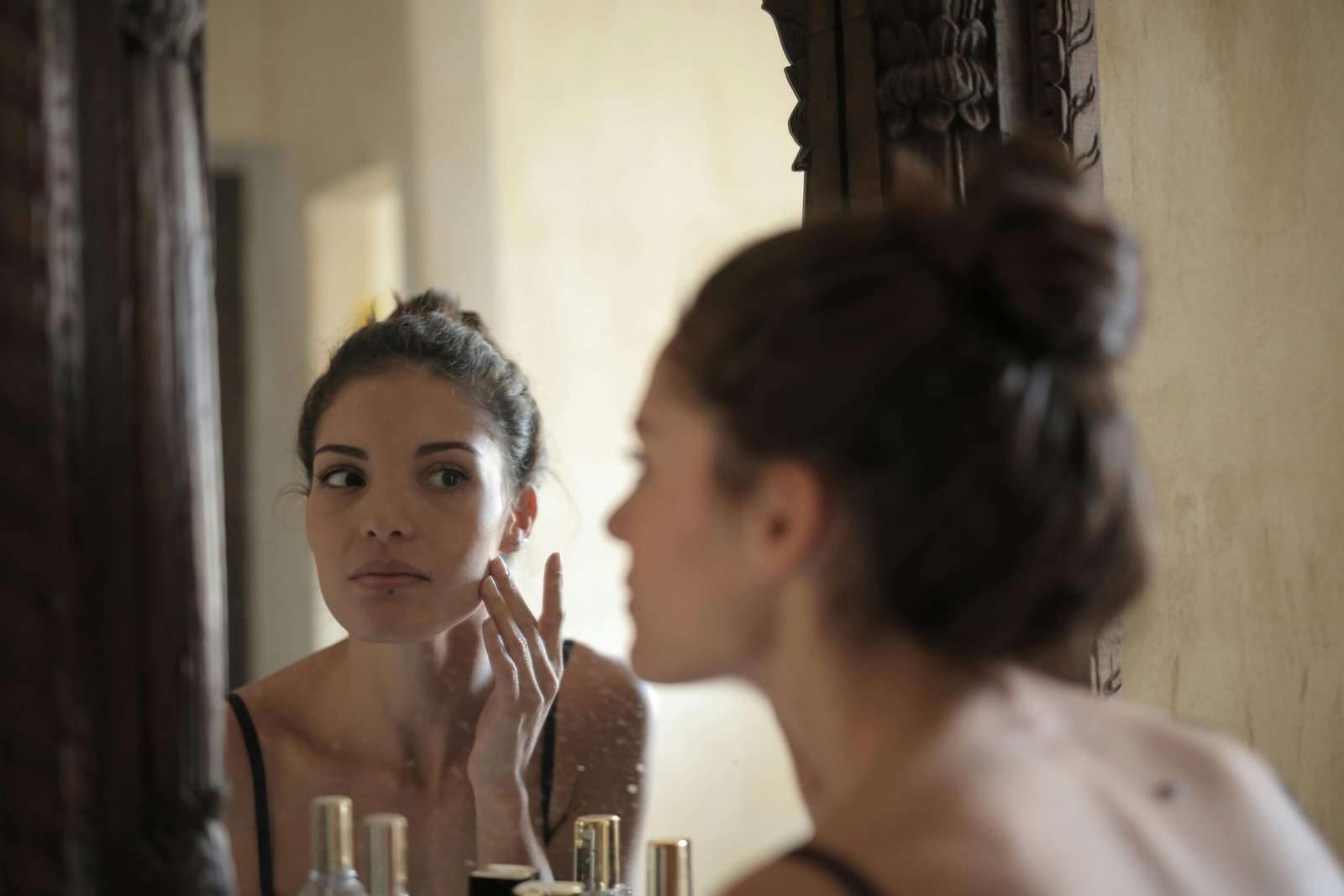 Mujer frente al espejo por la mañana