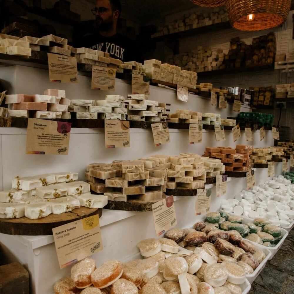 Sostenica — jabones artesanales en puesto de mercado local sin fórmula verificada ni disponibilidad garantizada