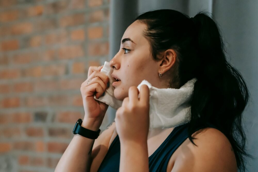 Mujer limpiando su piel después del gimnasio rutina de cuidado facial Sostenica CDMX