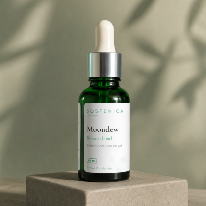 Sostenica MoonDew gel facial nocturno en estudio salvia con sombras suaves para renovar la piel